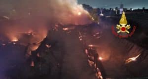 Angri, incendio nella notte: in fiamme maxi capannone