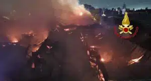 Angri, incendio nella notte: in fiamme maxi capannone