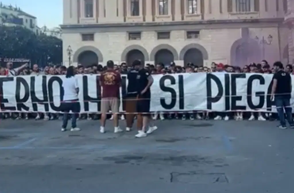 salernitana-nuova-protesta-dei-tifosi-la-curva-sud-scende-in-piazza-contro-il-rinvio-dei-playout