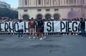 salernitana-nuova-protesta-dei-tifosi-la-curva-sud-scende-in-piazza-contro-il-rinvio-dei-playout