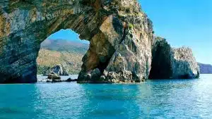 Palinuro, rimossa la struttura in ferro all’Arco Naturale: la spiaggia torna ai cittadini