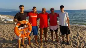 capaccio paestum malore acqua uomo salvato bagnini lido nettuno