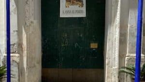 Escrementi sulle porte, choc per il raid vandalico alla chiesa di Sant'Anna al porto