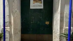 Escrementi sulle porte, choc per il raid vandalico alla chiesa di Sant'Anna al porto