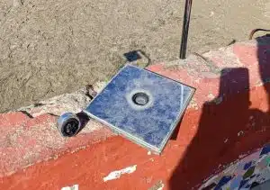Salerno, nuovo raid vandalico a Mercatello: distrutta doccia sulla spiaggia di Balnea