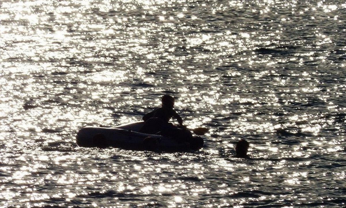 capaccio paestum trascinati materassino mare salvati bagnino