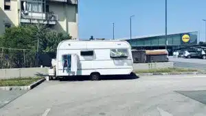 Emergenza abitativa a Battipaglia: una famiglia da tre mesi in roulotte senza acqua né luce