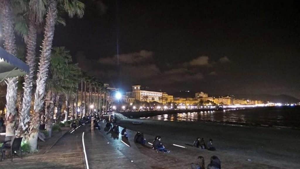 straniero molesta passanti salerno chiave inglese