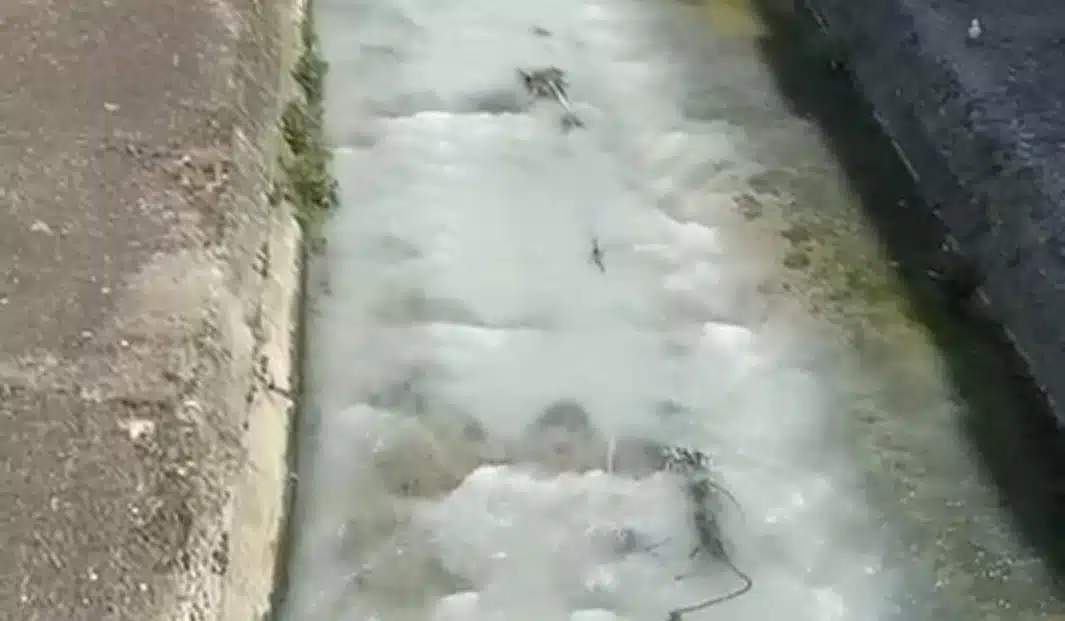 Salerno, fiume Irno si tinge di bianco: sconcerto tra i cittadini, possibile sversamento illecito
