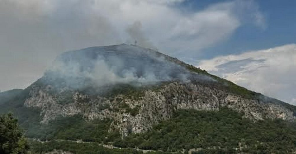 Incendio tra Salerno e Vietri, in fiamme Monte San Liberatore