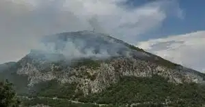 Incendio tra Salerno e Vietri, in fiamme Monte San Liberatore
