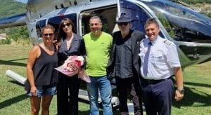 Tim Burton in Costiera Amalfitana per il lancio della serie “Mercoledì”: con lui Monica Bellucci