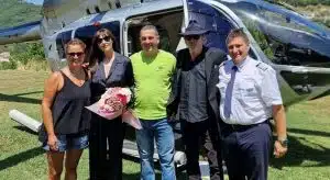 Tim Burton in Costiera Amalfitana per il lancio della serie “Mercoledì”: con lui Monica Bellucci