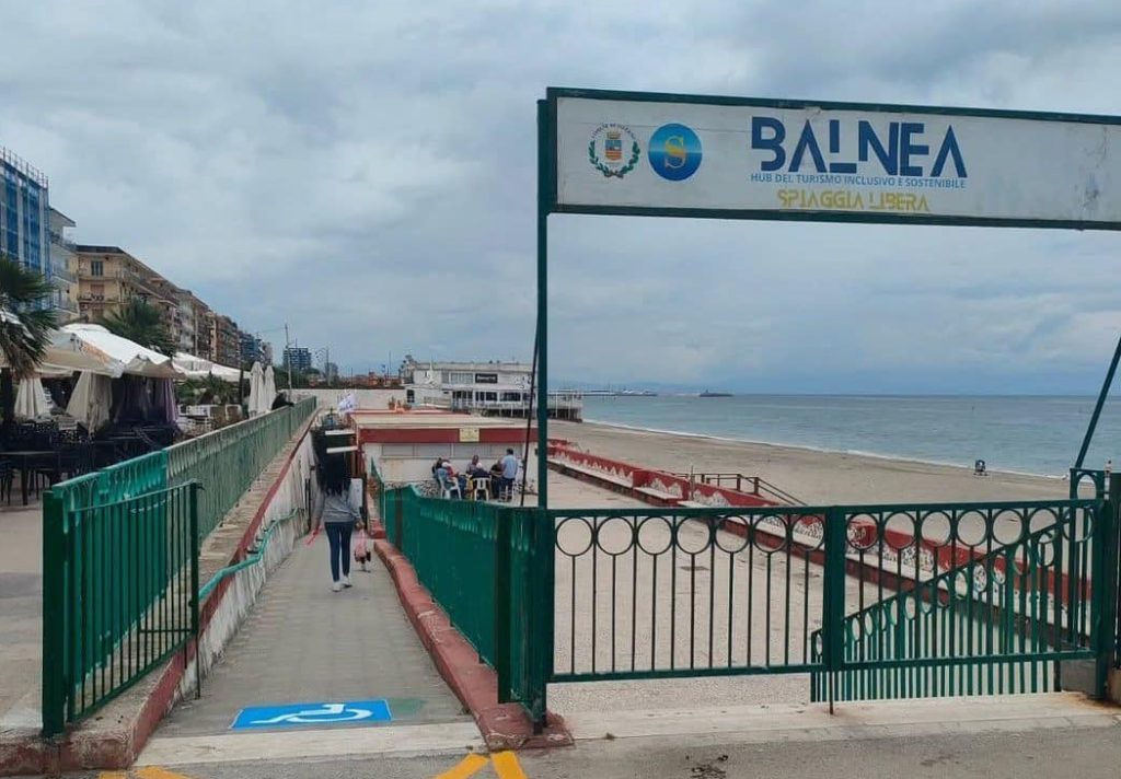 Salerno, all’estate di Balnea arriva la “sedia sospesa”: solidarietà e inclusione in spiaggia