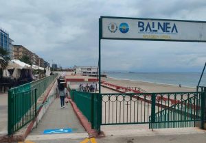 Salerno, all’estate di Balnea arriva la “sedia sospesa”: solidarietà e inclusione in spiaggia