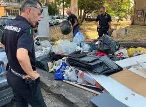 Micro discarica in via Ligea a Salerno, intervento di Salerno Pulita e Polizia Municipale: identificati i responsabili