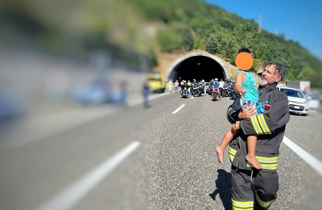 Auto in fiamme sull'A2, un bambino al vigile del fuoco che lo ha salvato: "Ti voglio bene"