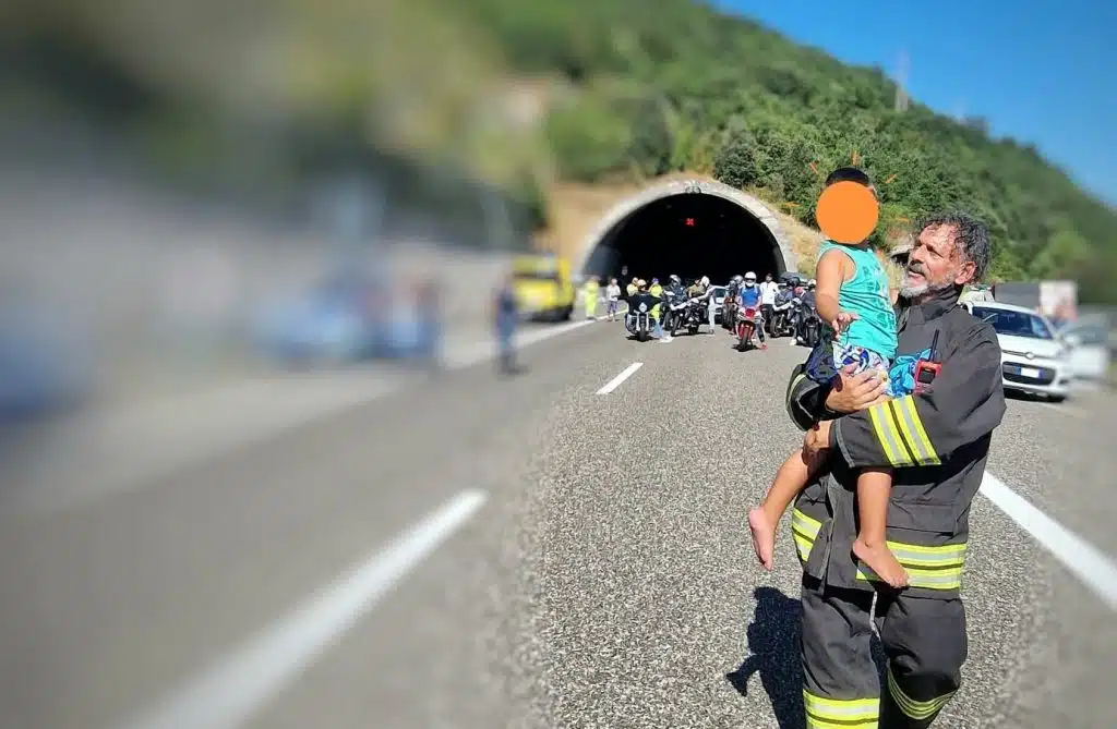 Auto in fiamme sull'A2, un bambino al vigile del fuoco che lo ha salvato: "Ti voglio bene"