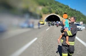 Auto in fiamme sull'A2, un bambino al vigile del fuoco che lo ha salvato: "Ti voglio bene"