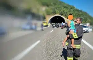 Auto in fiamme sull'A2, un bambino al vigile del fuoco che lo ha salvato: "Ti voglio bene"