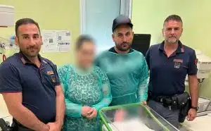 Torre Annunziata, neonata di 18 giorni rischia di soffocare: salvata dagli agenti di polizia