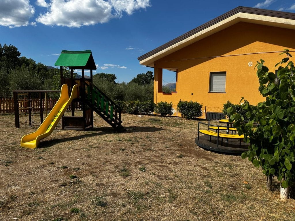 Teggiano, riqualificati i parchi giochi nelle frazioni: nuovi spazi sicuri per bambini e famiglie