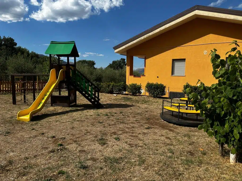 Teggiano, riqualificati i parchi giochi nelle frazioni: nuovi spazi sicuri per bambini e famiglie