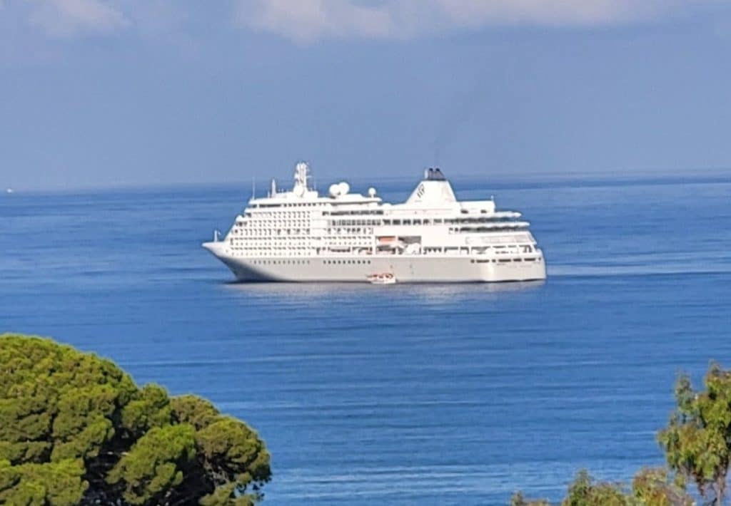 La nave da crociera di lusso Silver Whisper approda ad Agropoli: turismo in crescita con Salerno Cruises