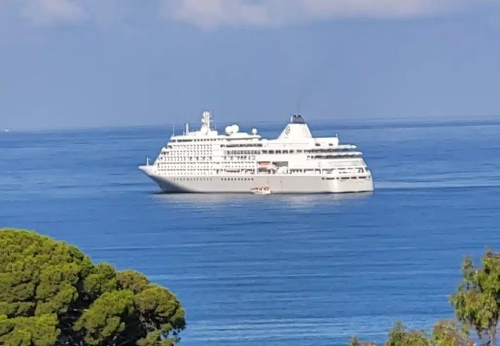 La nave da crociera di lusso Silver Whisper approda ad Agropoli: turismo in crescita con Salerno Cruises