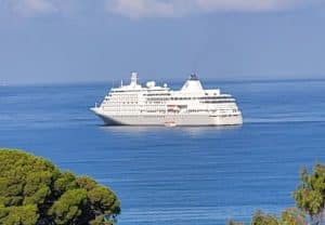 La nave da crociera di lusso Silver Whisper approda ad Agropoli: turismo in crescita con Salerno Cruises