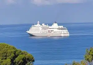 La nave da crociera di lusso Silver Whisper approda ad Agropoli: turismo in crescita con Salerno Cruises