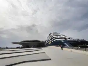 Salerno, approdo a sorpresa per la Evrima: lo yacht extralusso della Ritz-Carlton fa tappa al molo Manfredi