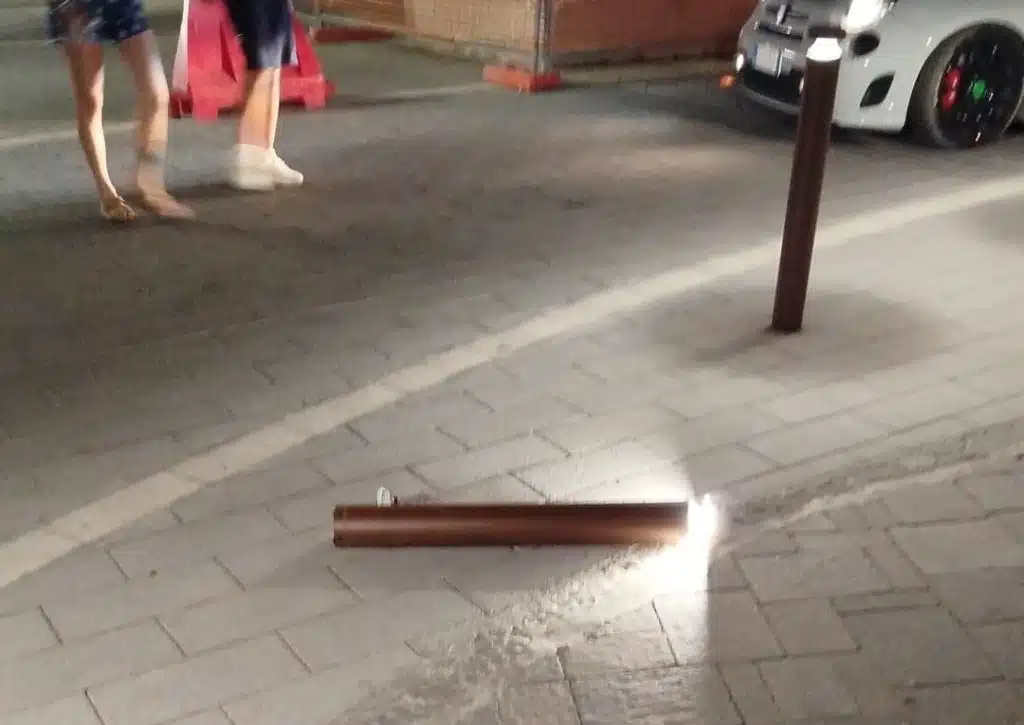 Agropoli, vandalizzato uno dei nuovi dissuasori in Piazza Veneto: il sindaco Mutalipassi annuncia tolleranza zero