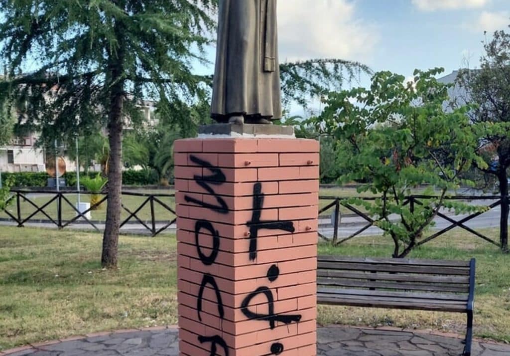 Bellizzi, atto vandalico contro la statua di San Gaspare Bertoni: il sindaco Volpe lancia un appello ai giovani