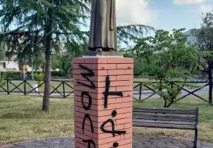 Bellizzi, atto vandalico contro la statua di San Gaspare Bertoni: il sindaco Volpe lancia un appello ai giovani