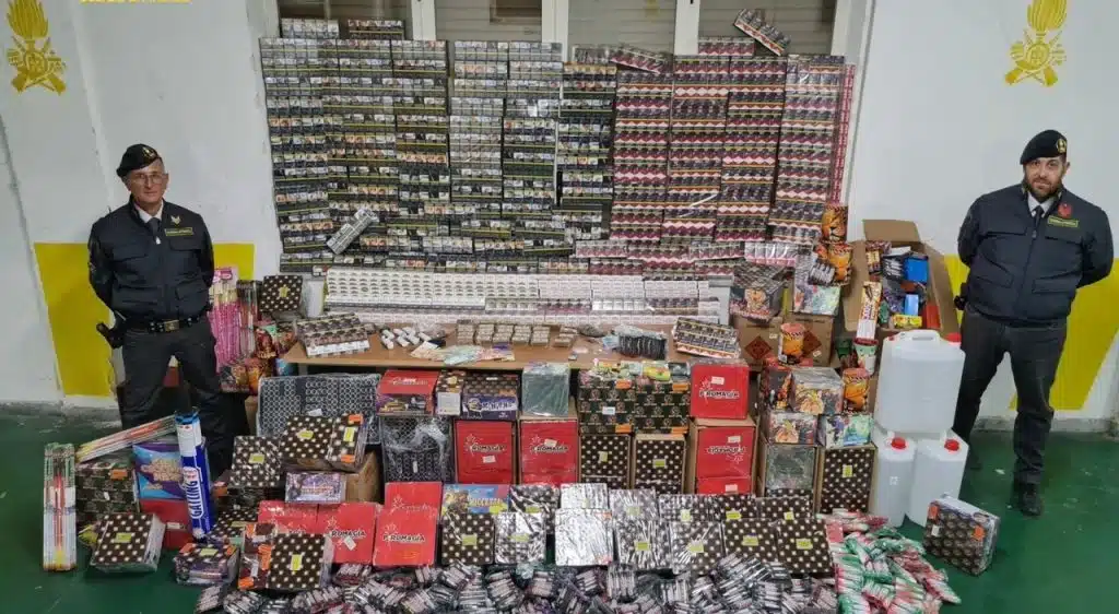 Pagani, esplosivi, droga e soldi falsi nel garage: patteggia 3 anni e 4 mesi