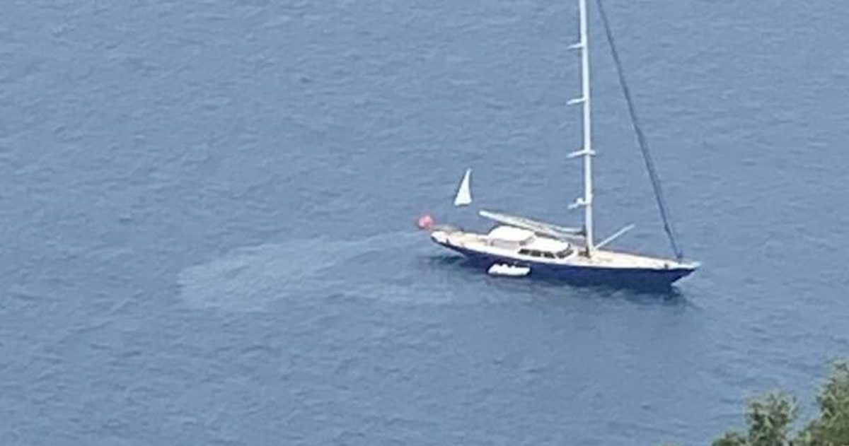 Costiera Amalfitana, nuova emergenza ambientale: imbarcazione lascia scia oleosa al largo di Duoglio