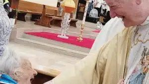 battipaglia gesto arcivescovo durante festa patronale virale
