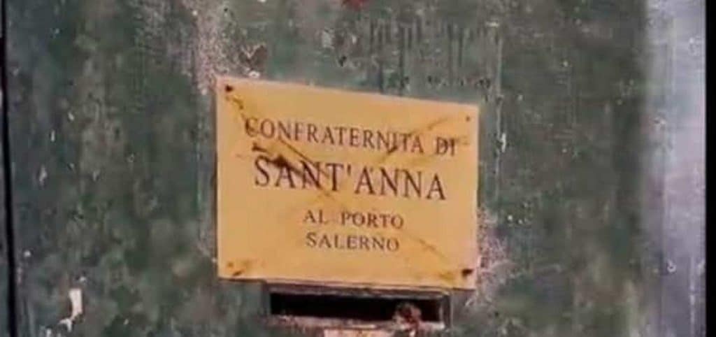 SALERNO VANDALIZZATA CHIESA sant'anna feci urina