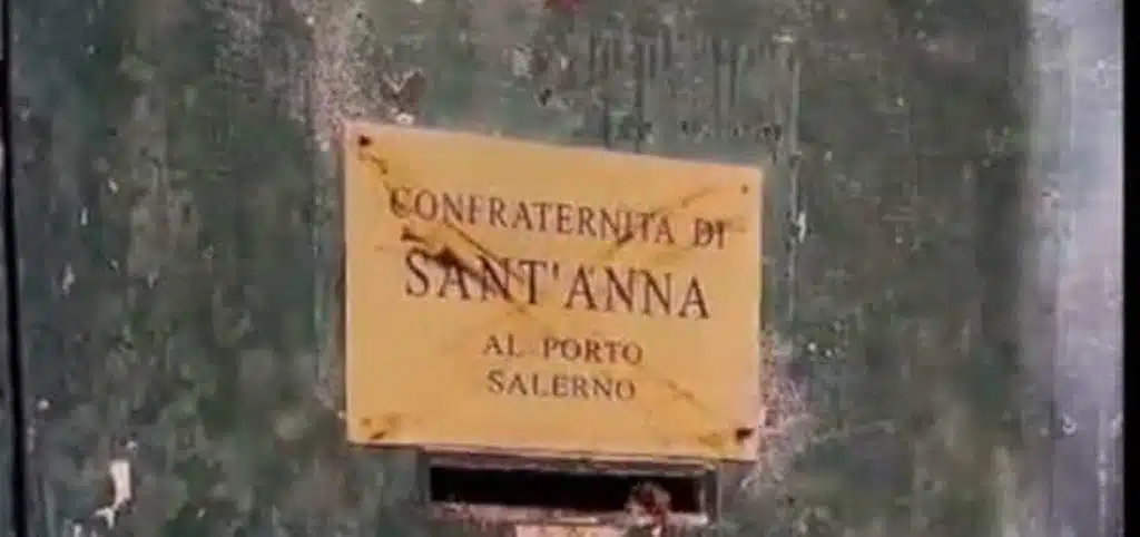 SALERNO VANDALIZZATA CHIESA sant'anna feci urina
