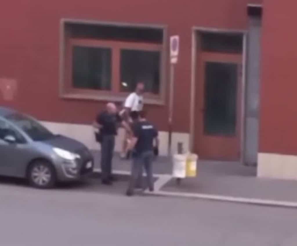 battipaglia ubriaco lancia pietre