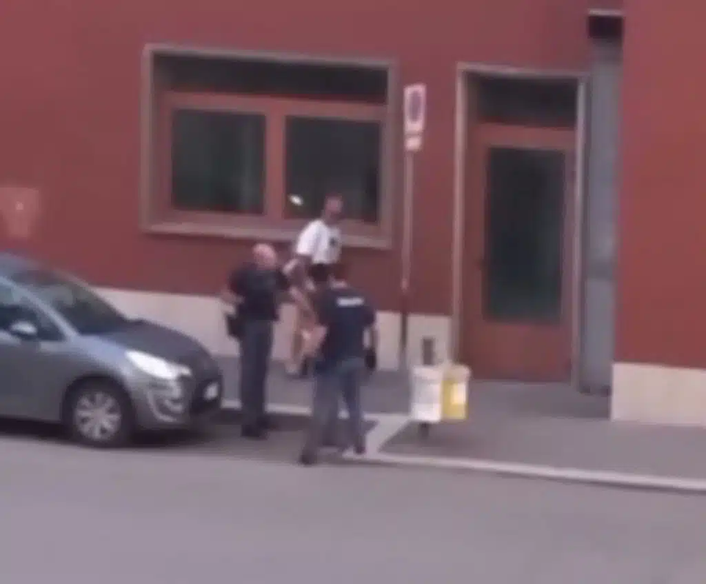 battipaglia ubriaco lancia pietre