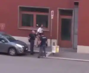 battipaglia ubriaco lancia pietre