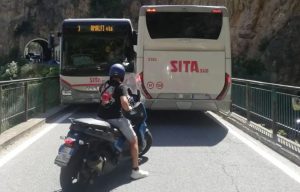 Furore autobus incastrati statale