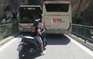 Furore autobus incastrati statale