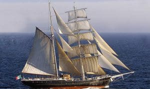 Tanta curiosità al Molo Manfredi: visite gratuite a bordo di Nave Italia