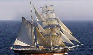 Tanta curiosità al Molo Manfredi: visite gratuite a bordo di Nave Italia
