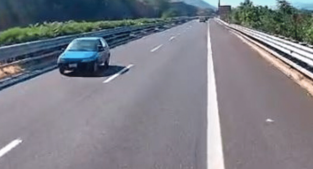Auto contromano autostrada Polla