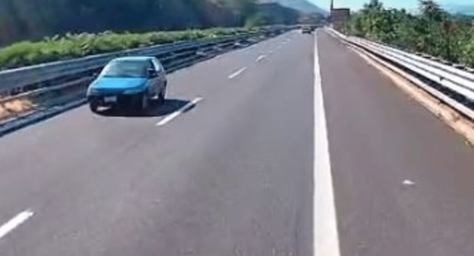 Auto contromano autostrada Polla