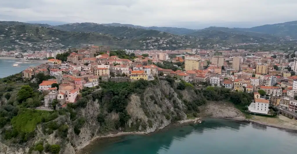 Agropoli nudo violento